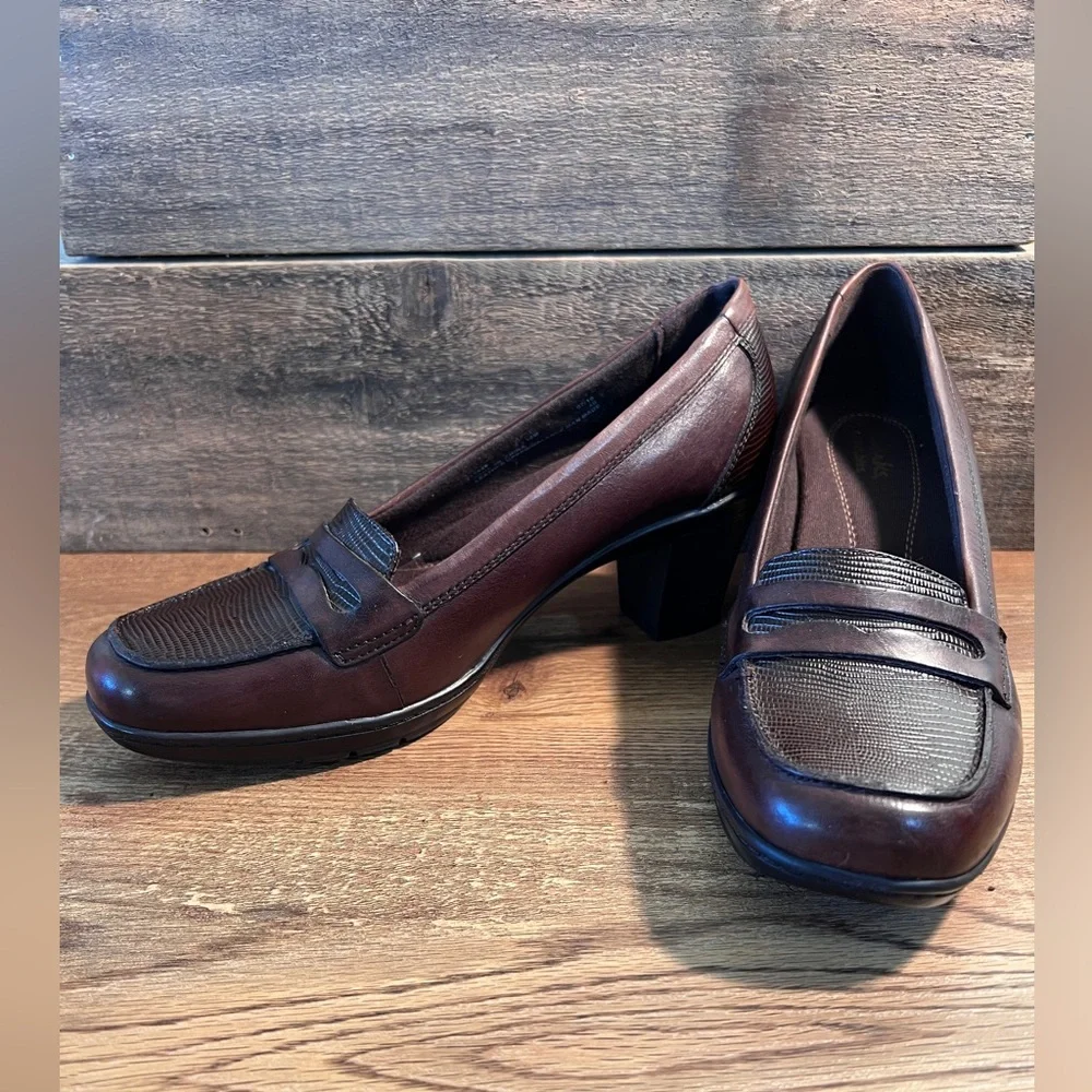 Clarks Bendables Leather Penny Loafer Heels‎ Dark Brown Textured Loafers
